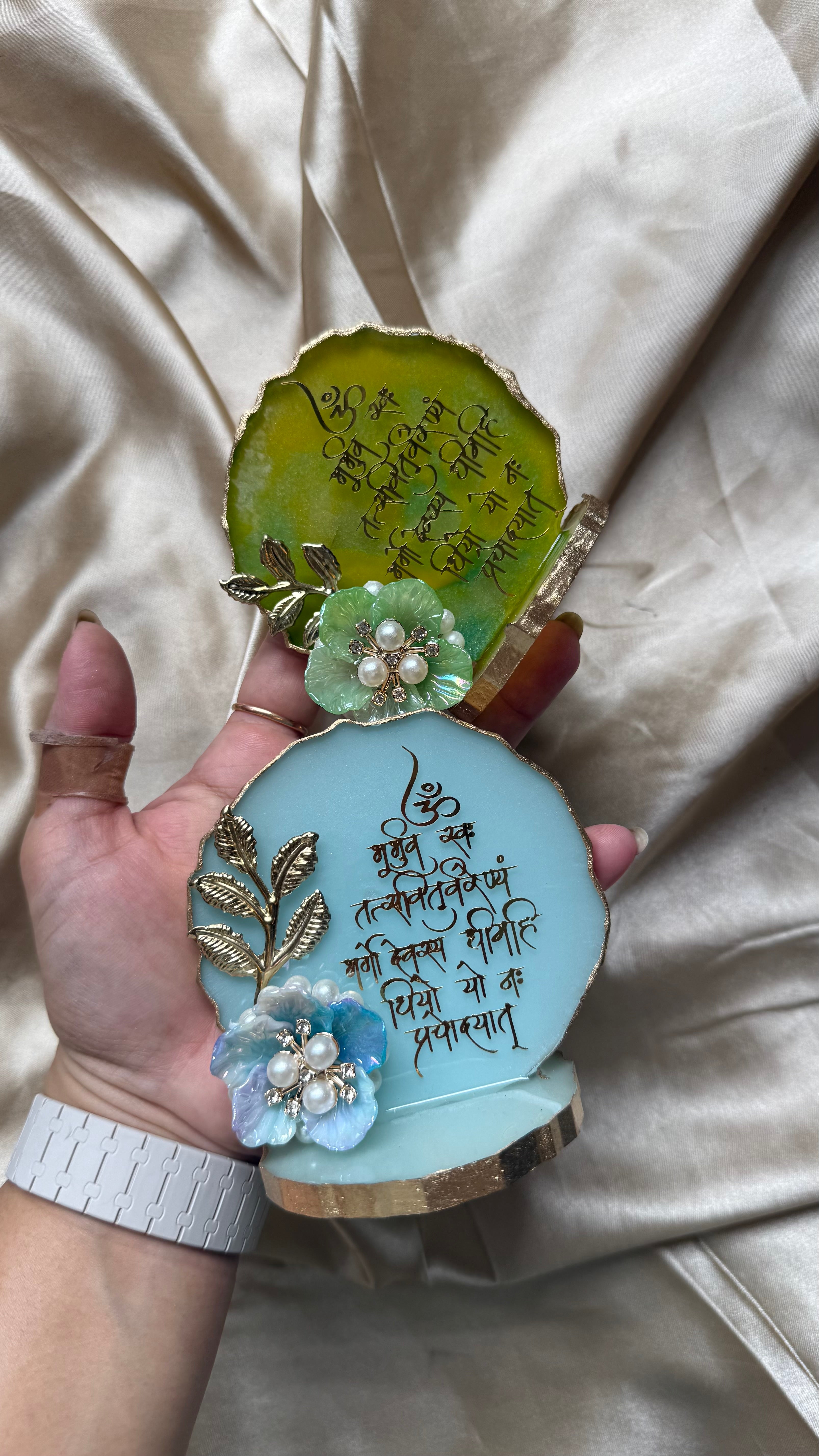 Mantra/idol stands