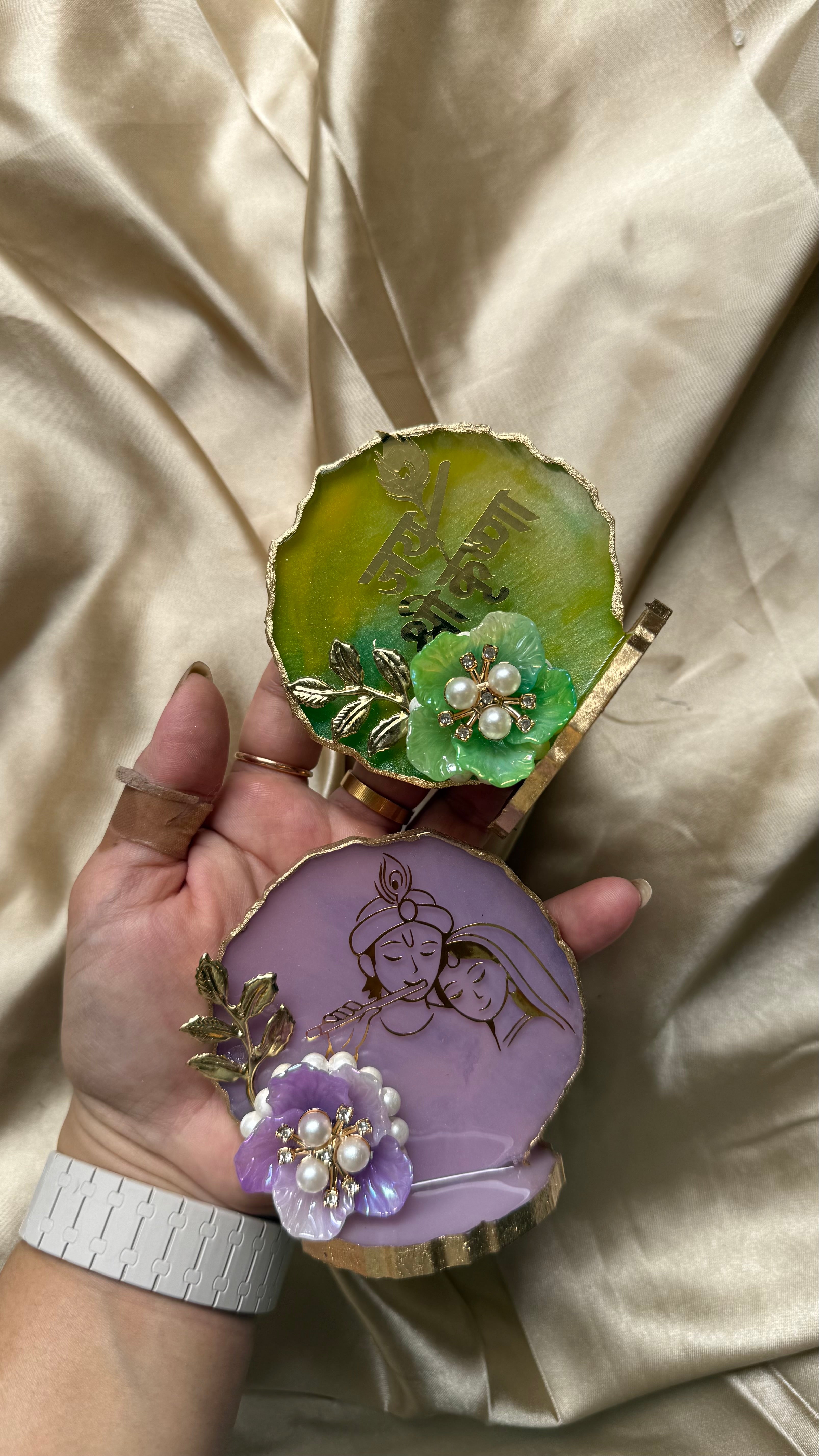 Mantra/idol stands